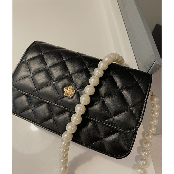 Moderna sieviešu soma ar pērļu virteni - eko āda