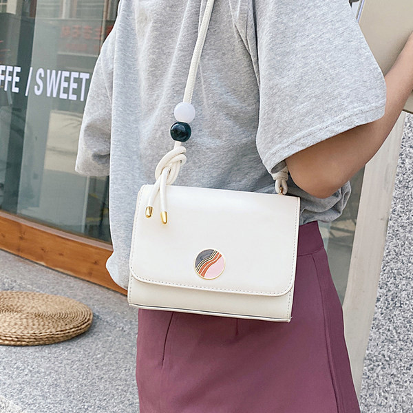 Γυναικεία τσάντα με μεταλλικό κούμπωμα και μακριά λαβή από οικολογικό δέρμα - διάφορα χρώματα