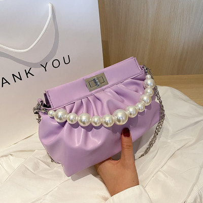 Maza ādas soma ar metāla ķēdīti un pērlēm