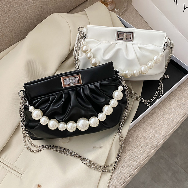 Maza ādas soma ar metāla ķēdīti un pērlēm