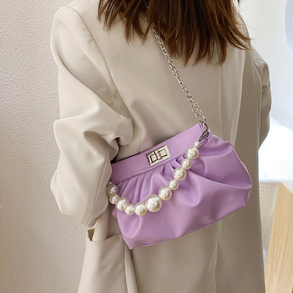 Maza ādas soma ar metāla ķēdīti un pērlēm