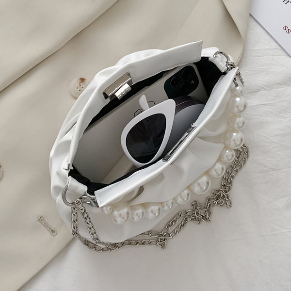 Maza ādas soma ar metāla ķēdīti un pērlēm