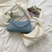 Σύγχρονη γυναικεία τσάντα με κοντή λαβή ώμου και μεταλλική αλυσίδα