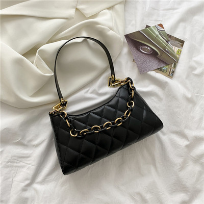 Σύγχρονη γυναικεία τσάντα με κοντή λαβή ώμου και μεταλλική αλυσίδα