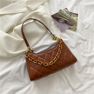 Σύγχρονη γυναικεία τσάντα με κοντή λαβή ώμου και μεταλλική αλυσίδα