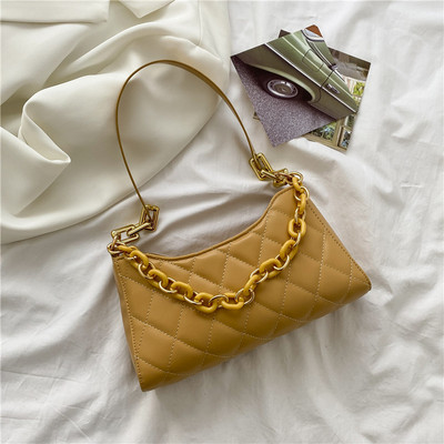 Σύγχρονη γυναικεία τσάντα με κοντή λαβή ώμου και μεταλλική αλυσίδα