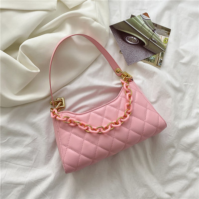 Σύγχρονη γυναικεία τσάντα με κοντή λαβή ώμου και μεταλλική αλυσίδα