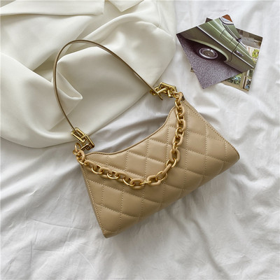 Σύγχρονη γυναικεία τσάντα με κοντή λαβή ώμου και μεταλλική αλυσίδα