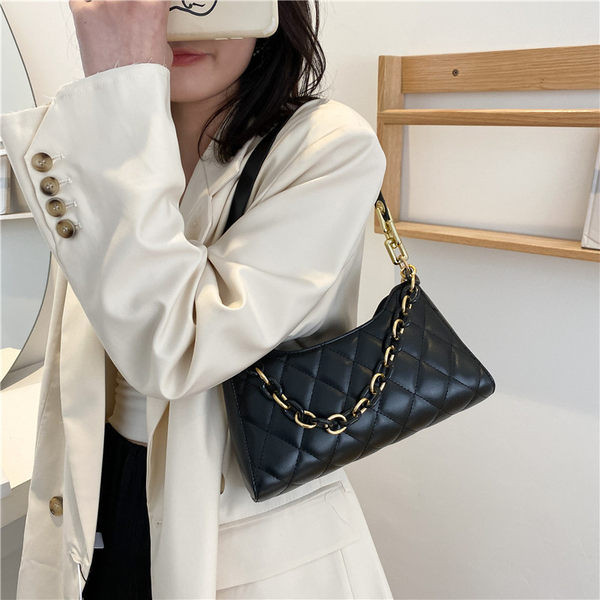 Σύγχρονη γυναικεία τσάντα με κοντή λαβή ώμου και μεταλλική αλυσίδα