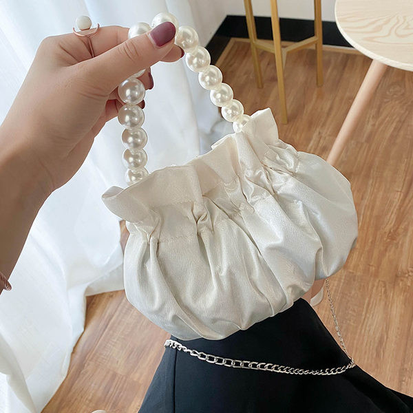 Κομψή γυναικεία δερμάτινη τσάντα με πέρλες και μεταλλική αλυσίδα