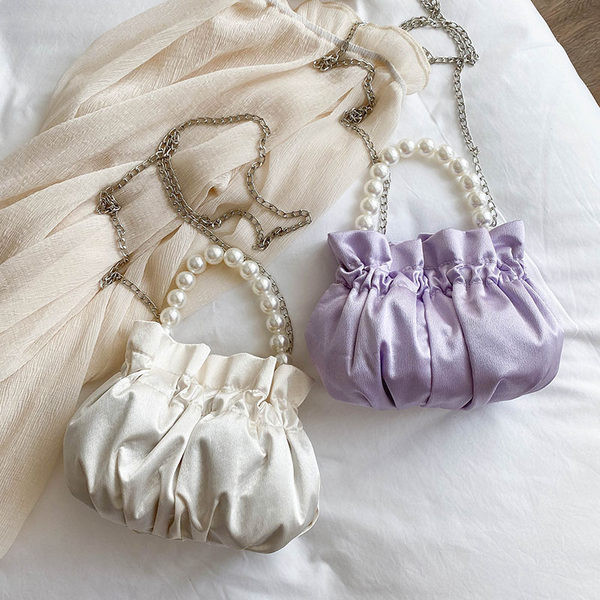 Κομψή γυναικεία δερμάτινη τσάντα με πέρλες και μεταλλική αλυσίδα