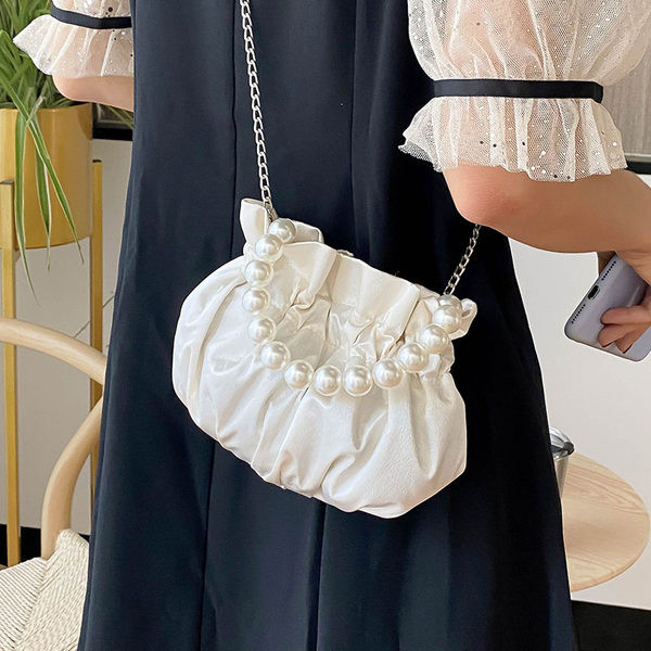 Κομψή γυναικεία δερμάτινη τσάντα με πέρλες και μεταλλική αλυσίδα