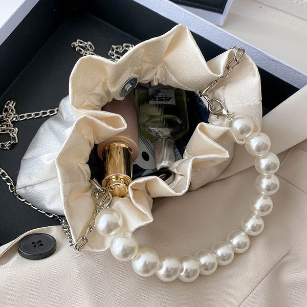 Κομψή γυναικεία δερμάτινη τσάντα με πέρλες και μεταλλική αλυσίδα