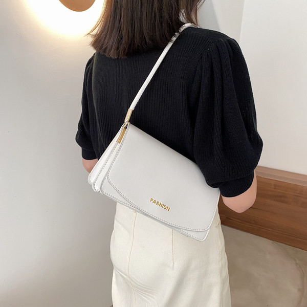 Γυναικεία έκο δερμάτινη τσάντα με μεταλλική στερέωση και κοντή λαβή