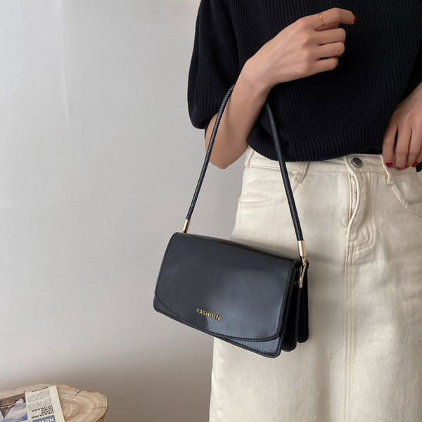 Γυναικεία έκο δερμάτινη τσάντα με μεταλλική στερέωση και κοντή λαβή