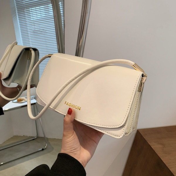 Γυναικεία έκο δερμάτινη τσάντα με μεταλλική στερέωση και κοντή λαβή