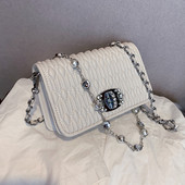 Γυναικεία τσάντα από οικολογικό δέρμα με μεταλλική στερέωση και πέτρες