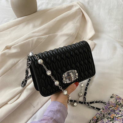 Γυναικεία τσάντα από οικολογικό δέρμα με μεταλλική στερέωση και πέτρες