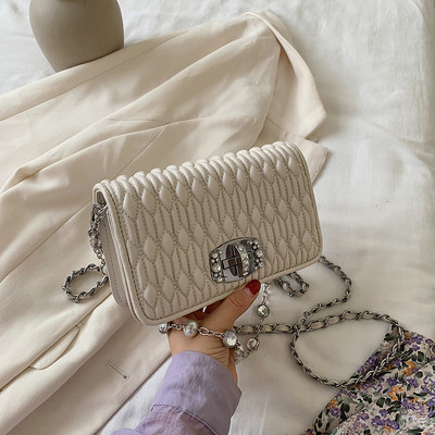 Γυναικεία τσάντα από οικολογικό δέρμα με μεταλλική στερέωση και πέτρες