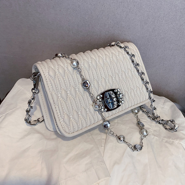 Γυναικεία τσάντα από οικολογικό δέρμα με μεταλλική στερέωση και πέτρες