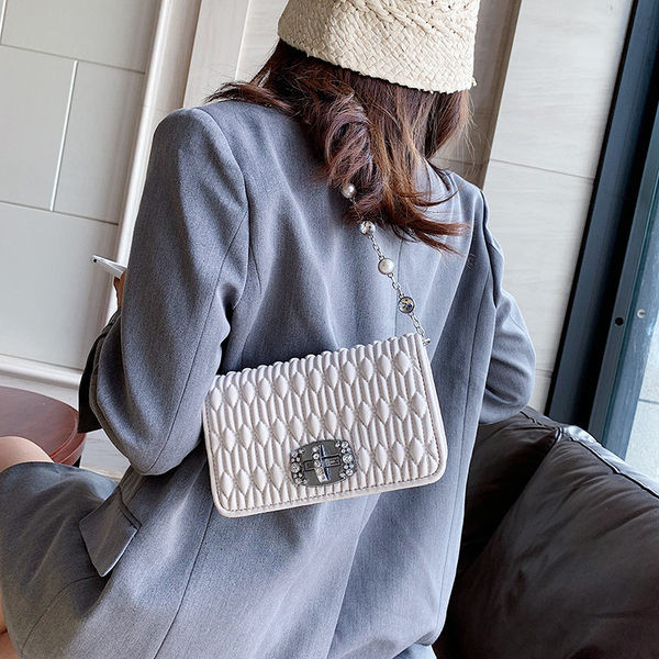 Γυναικεία τσάντα από οικολογικό δέρμα με μεταλλική στερέωση και πέτρες