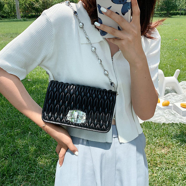 Γυναικεία τσάντα από οικολογικό δέρμα με μεταλλική στερέωση και πέτρες