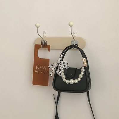 Μικρή γυναικεία έκο δερμάτινη τσάντα με μεταλλικό κούμπωμα και πέρλες