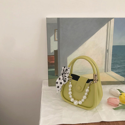 Μικρή γυναικεία έκο δερμάτινη τσάντα με μεταλλικό κούμπωμα και πέρλες