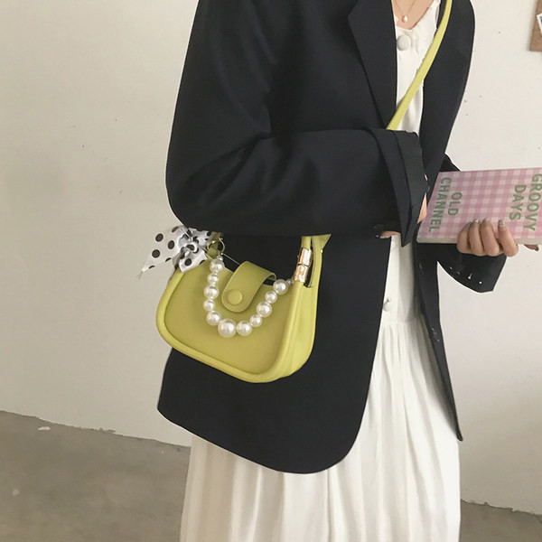 Μικρή γυναικεία έκο δερμάτινη τσάντα με μεταλλικό κούμπωμα και πέρλες