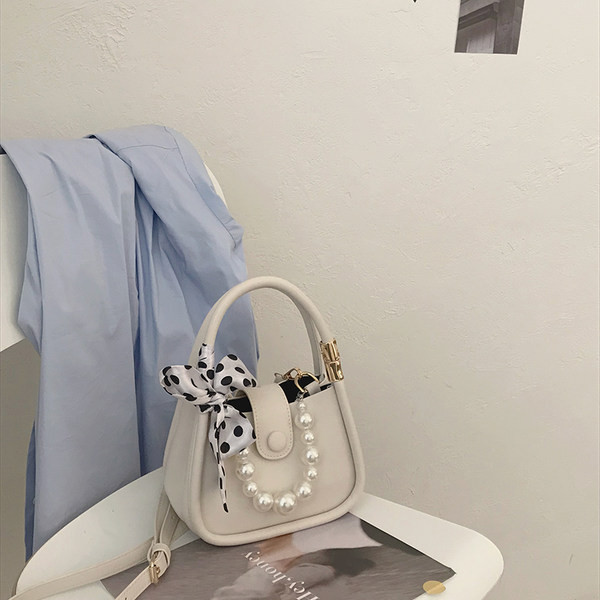 Μικρή γυναικεία έκο δερμάτινη τσάντα με μεταλλικό κούμπωμα και πέρλες