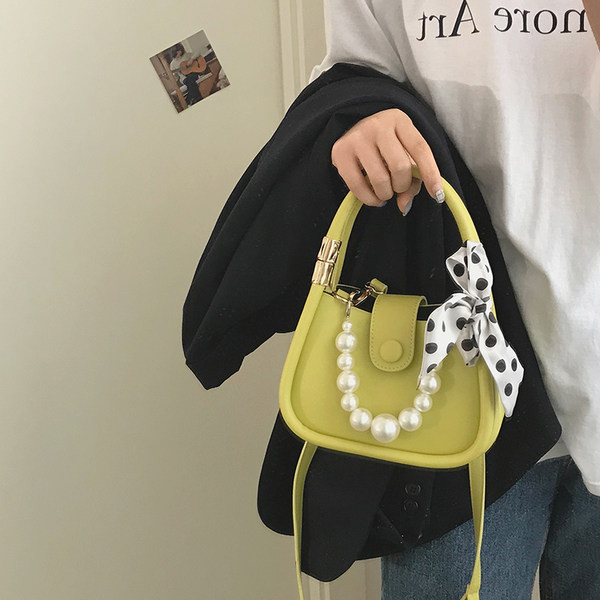 Μικρή γυναικεία έκο δερμάτινη τσάντα με μεταλλικό κούμπωμα και πέρλες