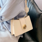 Γυναικεία τετράγωνη τσάντα με μεταλλική στερέωση και φερμουάρ