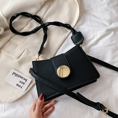 Γυναικεία τετράγωνη τσάντα με μεταλλική στερέωση και φερμουάρ