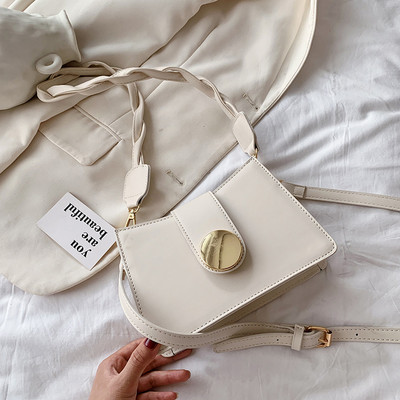 Γυναικεία τετράγωνη τσάντα με μεταλλική στερέωση και φερμουάρ