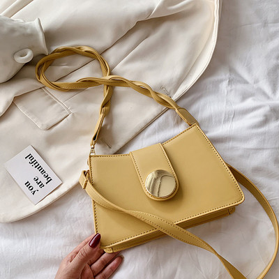 Γυναικεία τετράγωνη τσάντα με μεταλλική στερέωση και φερμουάρ