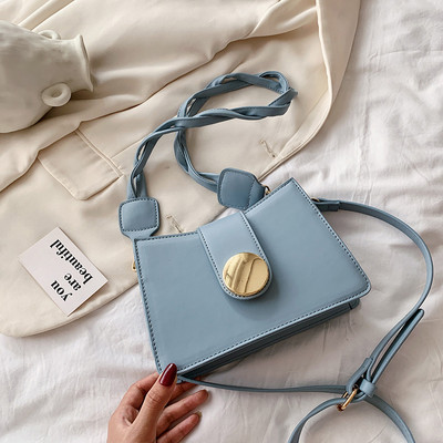 Γυναικεία τετράγωνη τσάντα με μεταλλική στερέωση και φερμουάρ