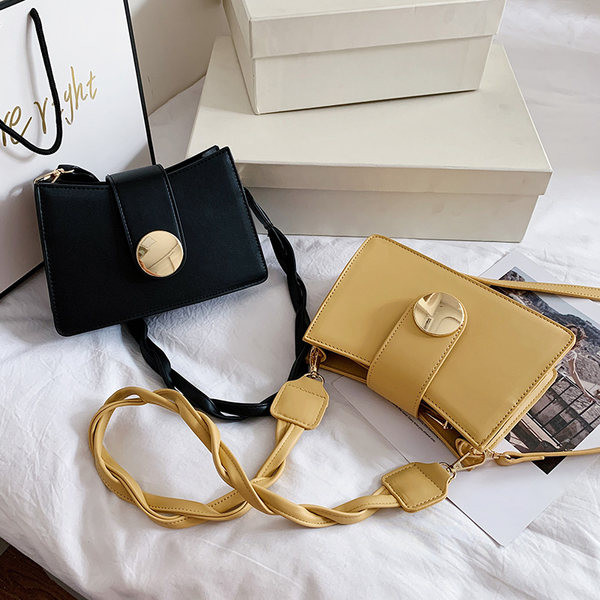 Γυναικεία τετράγωνη τσάντα με μεταλλική στερέωση και φερμουάρ