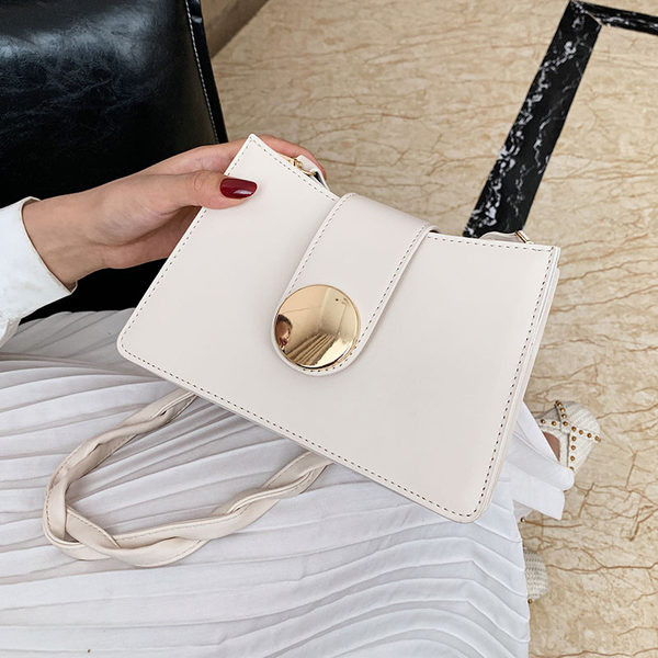 Γυναικεία τετράγωνη τσάντα με μεταλλική στερέωση και φερμουάρ