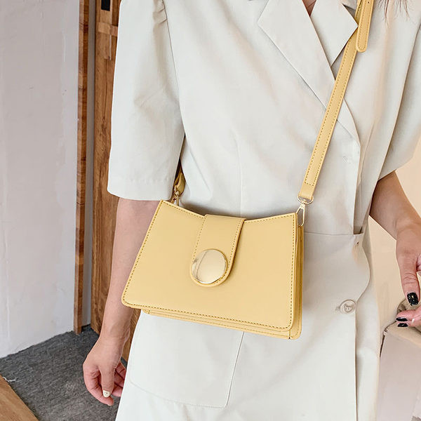 Γυναικεία τετράγωνη τσάντα με μεταλλική στερέωση και φερμουάρ