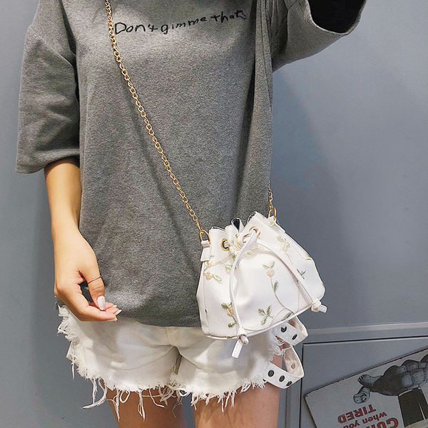 Geanta de dama cu lant metalic si model floral