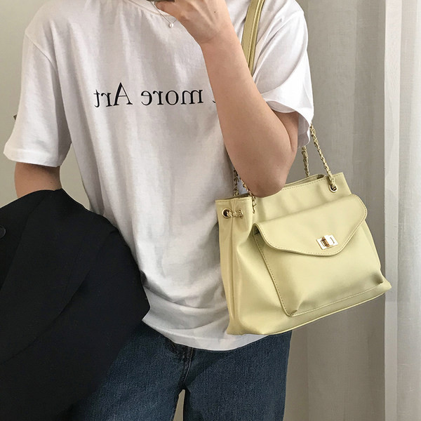 Casual γυναικεία τσάντα ώμου με μπροστινή τσέπη από έκο δέρμα