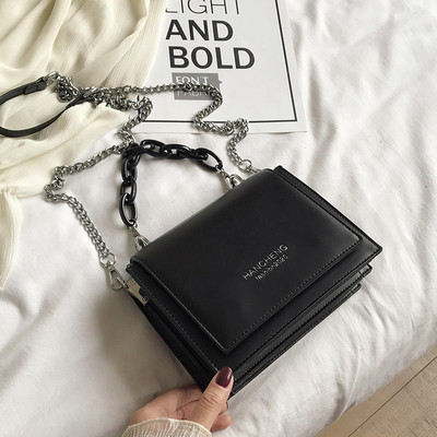 Γυναικεία τσάντα με διάφορα διαμερίσματα, μεταλλικό κούμπωμα και επιγραφή