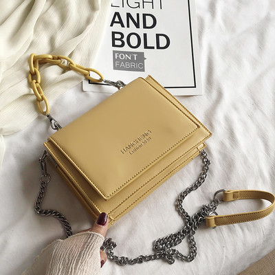 Γυναικεία τσάντα με διάφορα διαμερίσματα, μεταλλικό κούμπωμα και επιγραφή