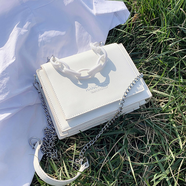 Γυναικεία τσάντα με διάφορα διαμερίσματα, μεταλλικό κούμπωμα και επιγραφή