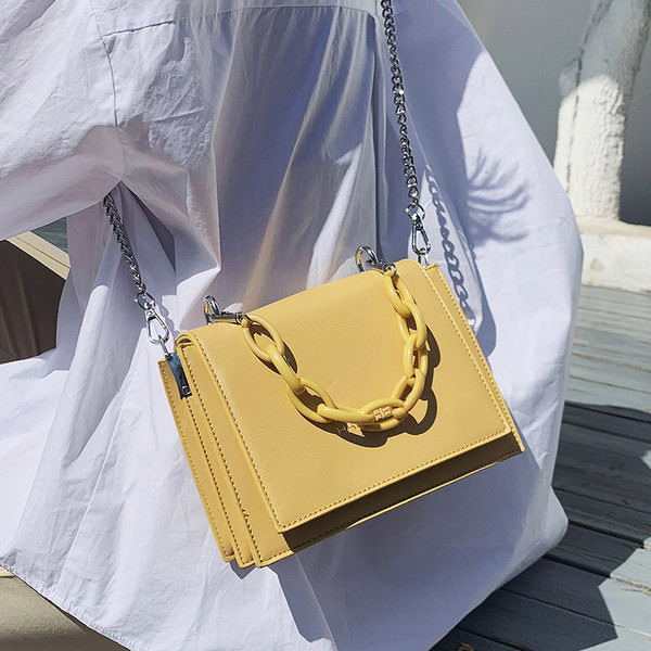 Γυναικεία τσάντα με διάφορα διαμερίσματα, μεταλλικό κούμπωμα και επιγραφή