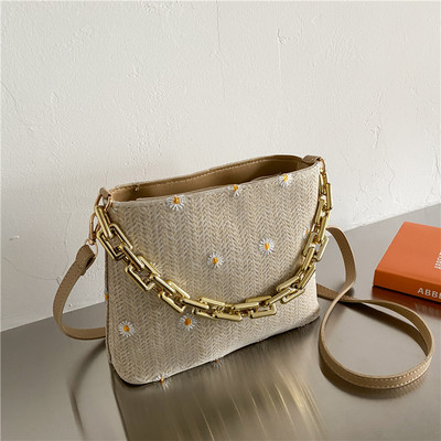 Γυναικεία τσάντα casual με μεταλλική αλυσίδα και κέντημα λουλουδιών