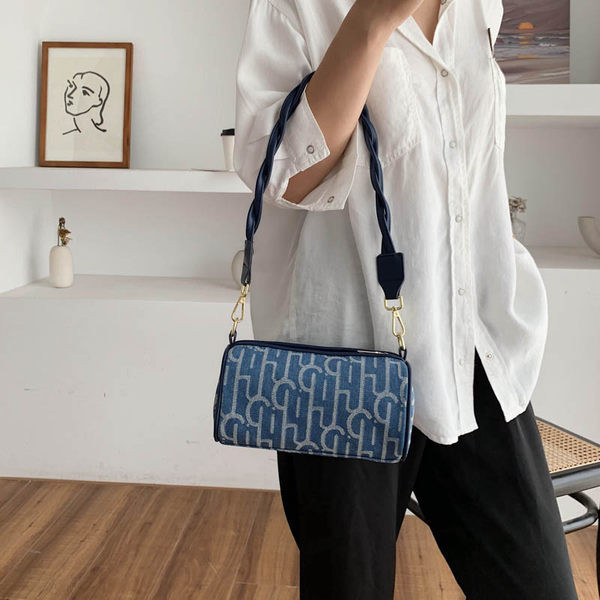 Σύγχρονη γυναικεία τσάντα με ρυθμιζόμενη λαβή 