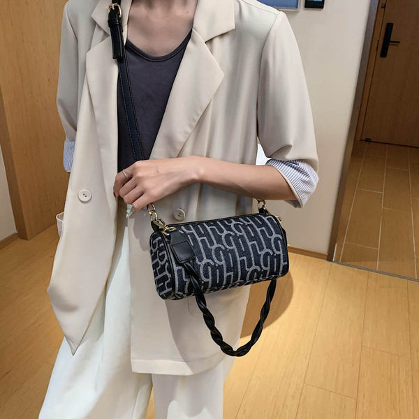 Σύγχρονη γυναικεία τσάντα με ρυθμιζόμενη λαβή 