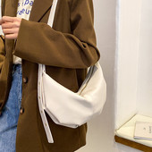 Γυναικεία τσάντα από οικολογικό δέρμα με μακριά λαβή και αγκράφα