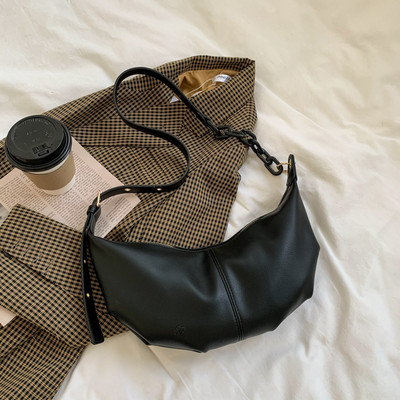 Γυναικεία τσάντα από οικολογικό δέρμα με μακριά λαβή και αγκράφα